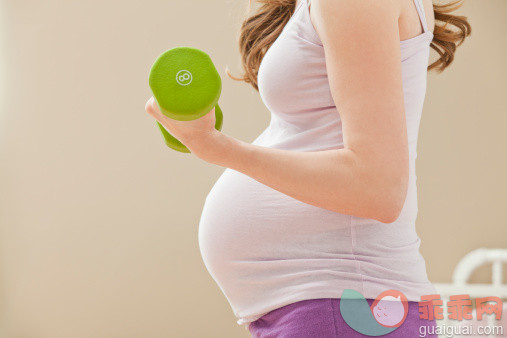 人,休闲装,生活方式,室内,中间部分_116359136_USA, Utah, Lehi, Young pregnant woman excercising with dumbbells_创意图片_Getty Images China