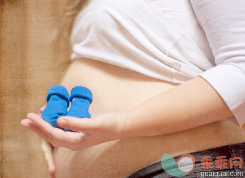 人,休闲装,人生大事,室内,中间部分_143895577_Pregnant women with socks_创意图片_Getty Images China