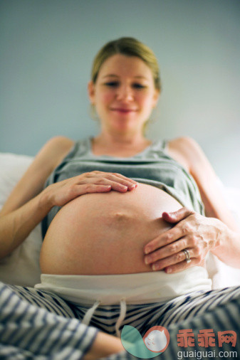 人,休闲装,四分之三身长,室内,35岁到39岁_98839770_Pregnant woman rubbing stomach_创意图片_Getty Images China