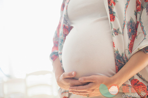 人,休闲装,住宅内部,人生大事,室内_555174491_Mid-section of pregnant woman_创意图片_Getty Images China