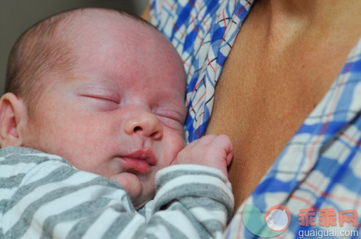 人,室内,白人,拥抱,母亲_143562380_Sleeping baby snuggles mother_创意图片_Getty Images China