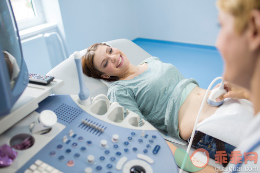 人,讨论,人生大事,技术,健康保健_501846163_Pregnant woman having an ultrasound_创意图片_Getty Images China