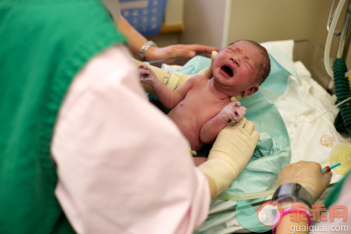 人,健康保健,室内,分娩,手_147732511_Newborn baby held by nurse_创意图片_Getty Images China