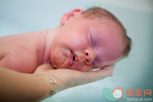 人,室内,医药职业,急救员,洗涤_487735615_Thalasso Baby Bath, France_创意图片_Getty Images China