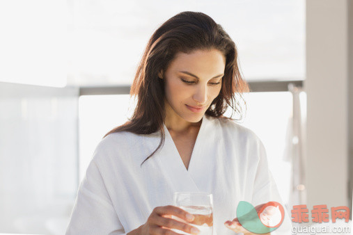 人,饮食,浴衣,药,生活方式_483599281_Woman in bathrobe taking medication in bathroom_创意图片_Getty Images China