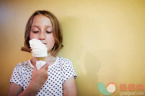 摄影,人,影棚拍摄,冰淇淋,中长发_504478623_Young Girl Holding Ice Cream._创意图片_Getty Images China