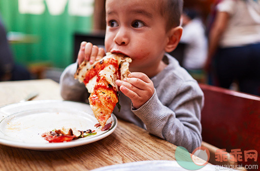 健康生活方式,摄影,健康食物,人,椅子_529532695_Boy eating pizza_创意图片_Getty Images China