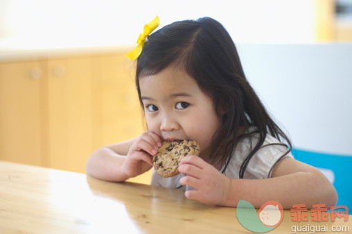 人,饮食,食品,桌子,甜食_158315956_Girl eating cookie_创意图片_Getty Images China