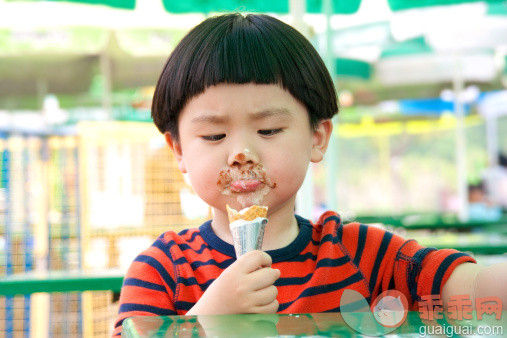 人,饮食,休闲装,食品,室内_152814980_Boy eating ice-cream_创意图片_Getty Images China