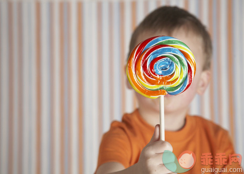 人,休闲装,T恤,室内,金色头发_gic18674903_Small boy holding lollipop._创意图片_Getty Images China