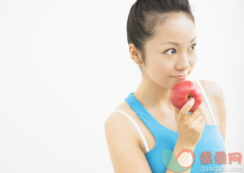 人,衣服,饮食,食品,生活方式_122587845_A young woman_创意图片_Getty Images China