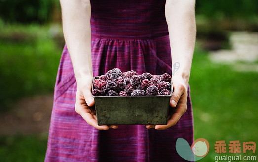 人,连衣裙,甜食,环境,户外_562499093_Woman holding a bowl of blackberries_创意图片_Getty Images China