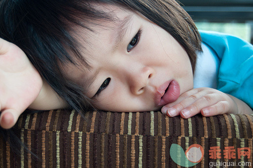 人,不高兴的,认真的,皱眉头,美_529908241_Little girl frowning_创意图片_Getty Images China