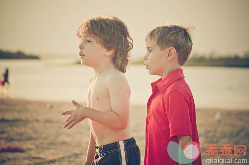 讨论,户外,白人,听,夏天_567725433_Two boys walking and talking at the beach_创意图片_Getty Images China