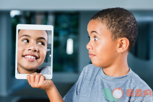 人,休闲装,T恤,生活方式,技术_509630339_Shocked boy looking at himself's picture on tablet_创意图片_Getty Images China