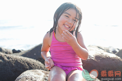 进行中,人,泳装,户外,棕色头发_555000283_Girl playing on beach_创意图片_Getty Images China