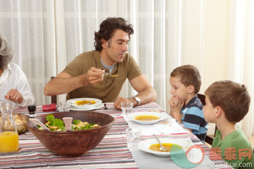 人,休闲装,椅子,窗帘,广口瓶_102326648_Father feeding his son soup, son refusing_创意图片_Getty Images China