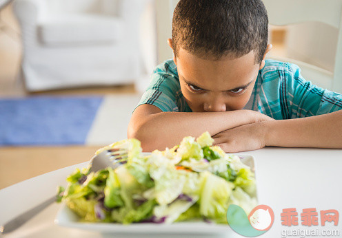 人,饮食,情绪压力,桌子,生活方式_514412905_Mixed race boy refusing to eat salad_创意图片_Getty Images China