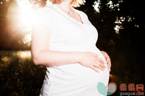 人,户外,白人,怀孕,拿着_108268151_Pregnant Woman_创意图片_Getty Images China