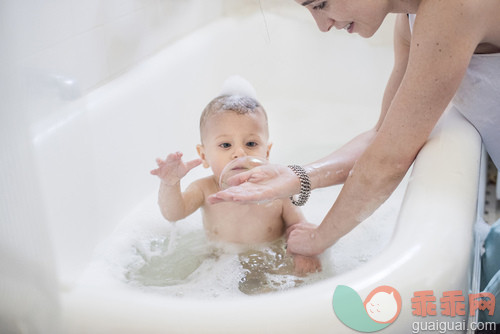 人,浴盆,生活方式,12到17个月,四分之三身长_gic18599713_Caucasian mother bathing son_创意图片_Getty Images China