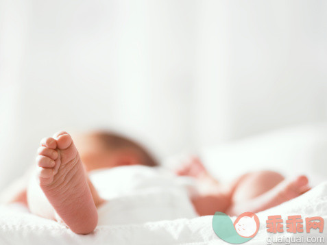 舒服,摄影,M87,Y50819,白色_dv2167059_Close up on a Baby's Foot_创意图片_Getty Images China