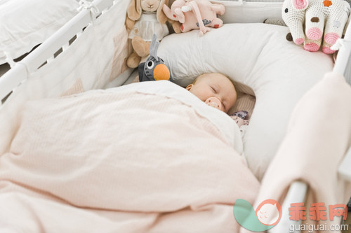 人,玩具,室内,白人,躺_gic18695151_Danish baby girl sleeping_创意图片_Getty Images China