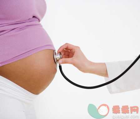 人,人生大事,健康保健,影棚拍摄,中间部分_78568057_Doctor holding stethoscope on pregnant woman's belly_创意图片_Getty Images China