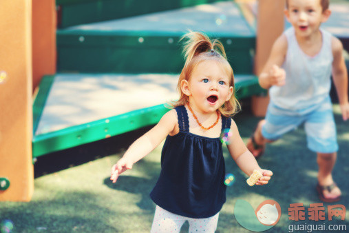 人,休闲装,生活方式,户外,蓝色眼睛_509499451_Playground Fun - Kids_创意图片_Getty Images China