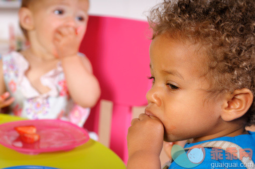人,椅子,桌子,生活方式,12到17个月_157643942_Close Up Of Biracial Baby Boy And His Peer Eating_创意图片_Getty Images China