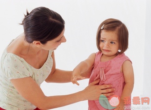 人,连衣裙,影棚拍摄,棕色头发,发狂的_106479359_Woman touching and talking to crying girl_创意图片_Getty Images China