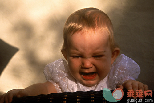 人,椅子,连衣裙,户外,不舒服的_gic18514083_Toddler grasping chair and crying_创意图片_Getty Images China