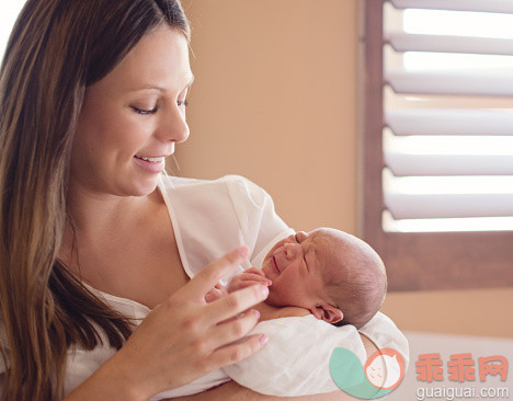 生活方式,室内,长发,白人,窗户_516920913_Mother Comforting Crying Newborn Baby_创意图片_Getty Images China