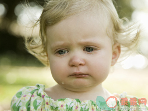 人,12到17个月,户外,金色头发,白人_104304443_sad little girl_创意图片_Getty Images China