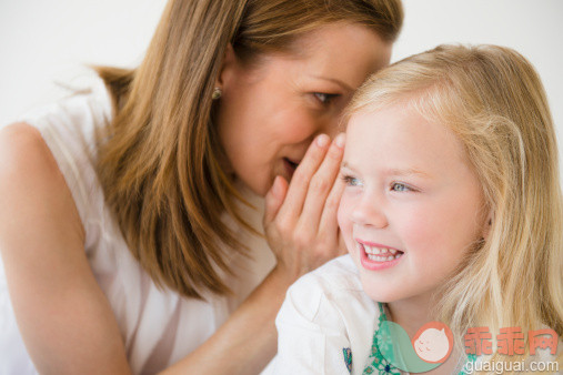 人,休闲装,室内,30岁到34岁,金色头发_151083033_Mother whispering secret to daughter_创意图片_Getty Images China