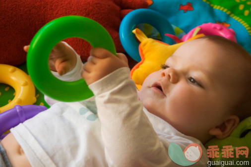 人,玩具,室内,白人,躺_86054918_Baby girl playing with plastic rings_创意图片_Getty Images China