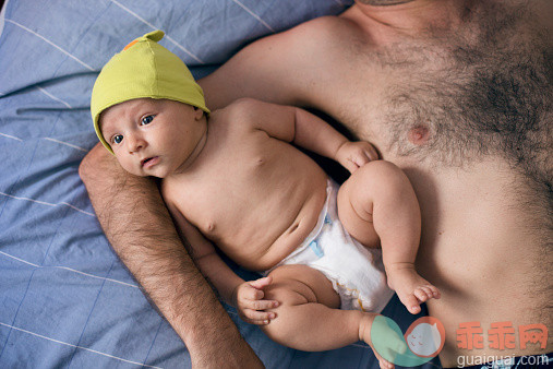 人,床,尿布,帽子,房屋_517051335_Baby that woke up from siesta_创意图片_Getty Images China