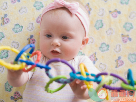 人,玩具,2到5个月,室内,白人_97766835_Portrait of baby girl playing with toy_创意图片_Getty Images China