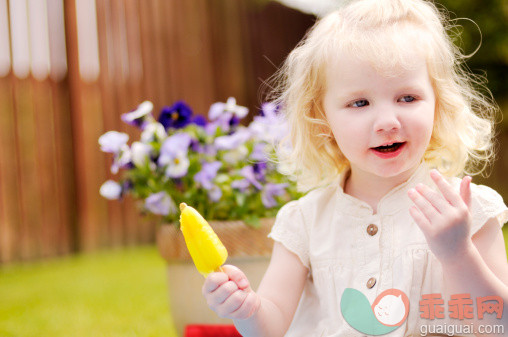 明亮,人,自然,户外,蓝色眼睛_157337005_little girl eating lollipop outside_创意图片_Getty Images China