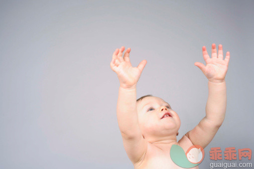 人,影棚拍摄,室内,白人,站_86072523_Baby reaching with his arms_创意图片_Getty Images China