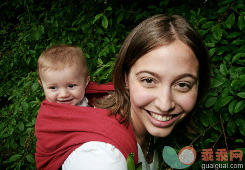 人,自然,2到5个月,户外,快乐_157196929_Mother/Son Hike_创意图片_Getty Images China