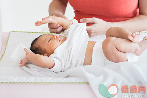 人,生活方式,室内,30岁到34岁,棕色头发_526297447_Hispanic mother changing shirt of newborn baby_创意图片_Getty Images China