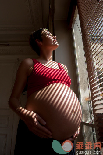 人,休闲装,百叶帘,室内,35岁到39岁_126308707_Pregnant woman looking out from blinds window_创意图片_Getty Images China