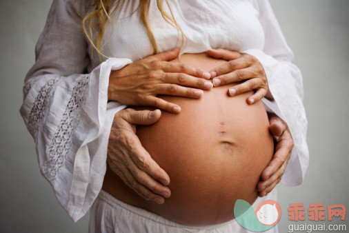 人,衣服,影棚拍摄,室内,中间部分_83779978_HANDS ON PREGNANT BELLY_创意图片_Getty Images China