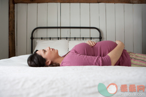 人,住宅内部,床,二件式睡衣,室内_102285116_Pregnant woman lying on bed_创意图片_Getty Images China