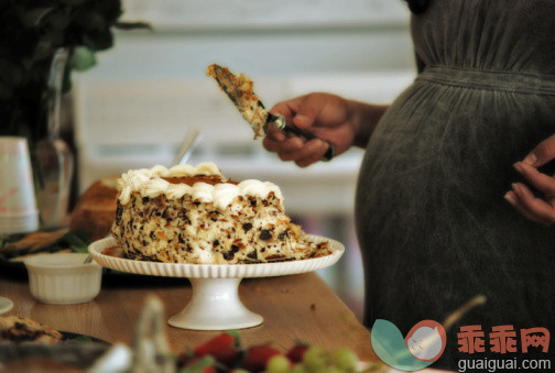 人,饮食,室内,中间部分,蛋糕_92533988_Pregnant Woman with Cake Slice_创意图片_Getty Images China