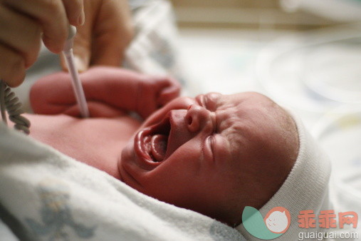 人,室内,手指,白人,哭_156599459_Newborn boy_创意图片_Getty Images China