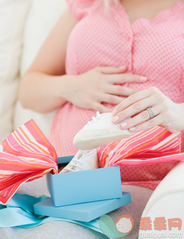 人,衣服,礼物,盒子,人生大事_83781395_Expectant Mother Opening Baby Shower Gift_创意图片_Getty Images China