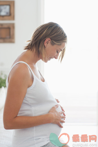 人,休闲装,人生大事,生活方式,四分之三身长_170582583_Pregnant woman holding stomach_创意图片_Getty Images China