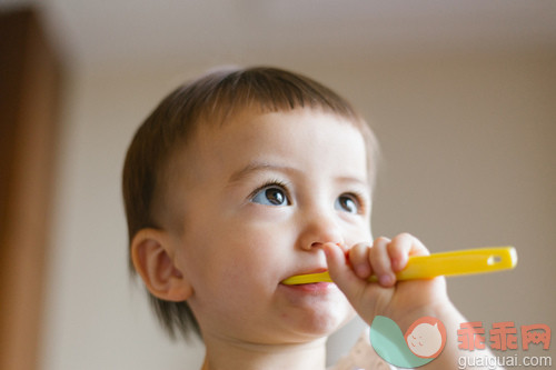 人,牙刷,生活方式,室内,清洗_gic14182550_Little toddler girl brushing her teeth_创意图片_Getty Images China