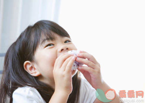 人,衣服,饮食,休闲装,食品_122643051_Girl eating a rice ball_创意图片_Getty Images China